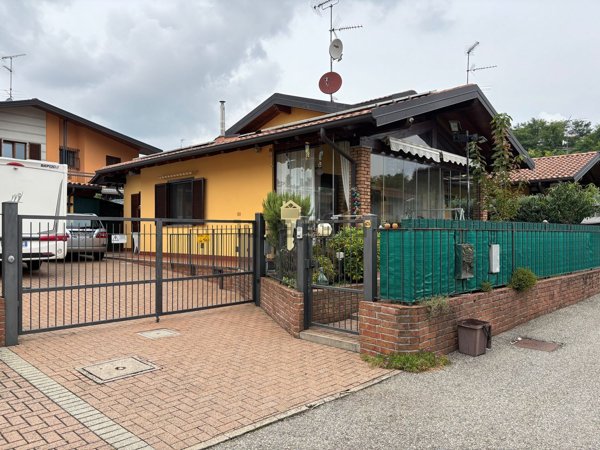 casa indipendente in vendita ad Invorio in zona Invorio Superiore