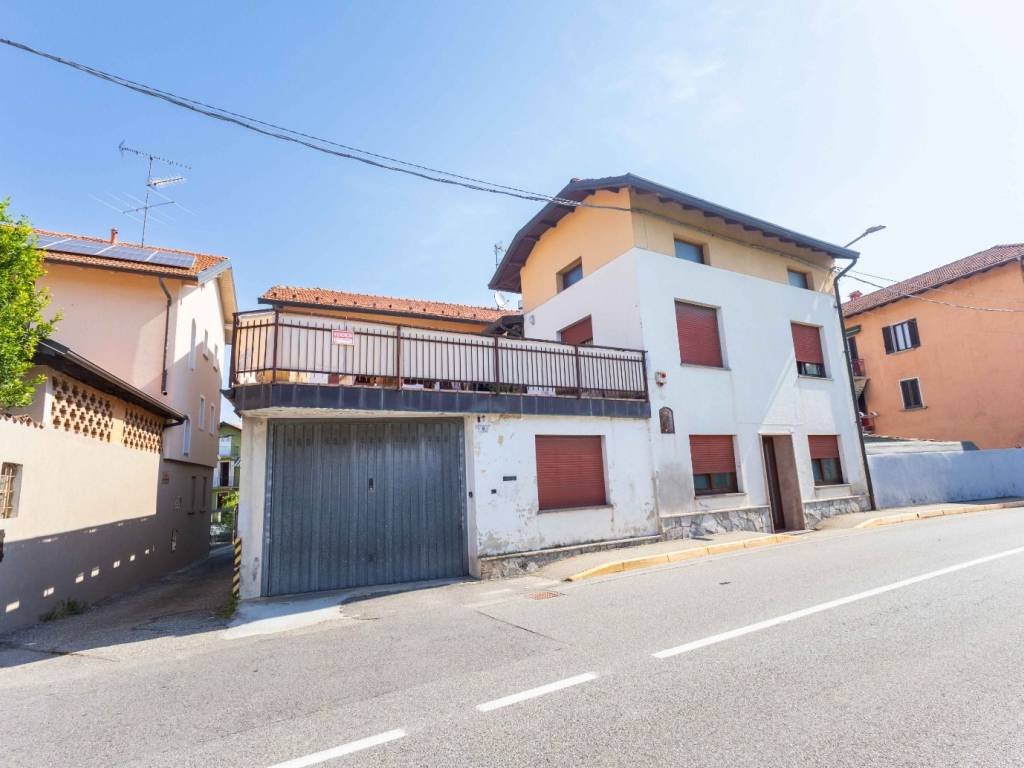 intera palazzina in vendita ad Invorio in zona Mornerona