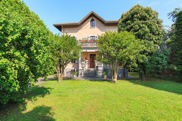 casa indipendente in vendita ad Invorio in zona Invorio Superiore