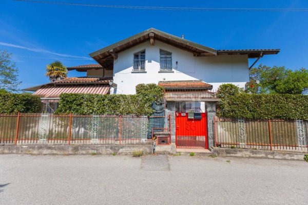 casa indipendente in vendita ad Invorio in zona Invorio Superiore