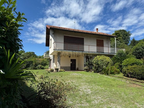 casa indipendente in vendita ad Invorio in zona Invorio Superiore
