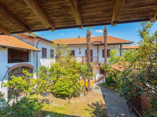 casa indipendente in vendita ad Invorio in zona Invorio Superiore