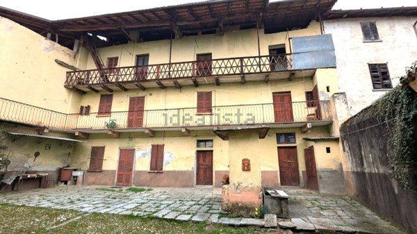 casa indipendente in vendita ad Invorio in zona Invorio Superiore