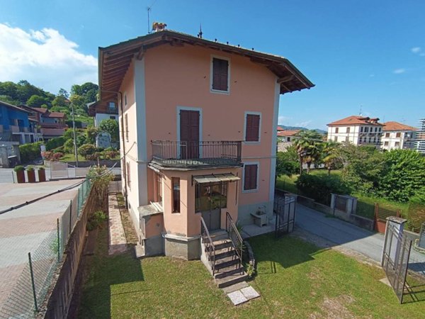 casa indipendente in vendita ad Invorio in zona Invorio Superiore
