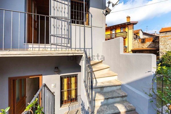 casa indipendente in vendita ad Invorio in zona Invorio Superiore