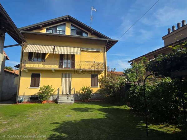 casa indipendente in vendita ad Invorio in zona Invorio Superiore