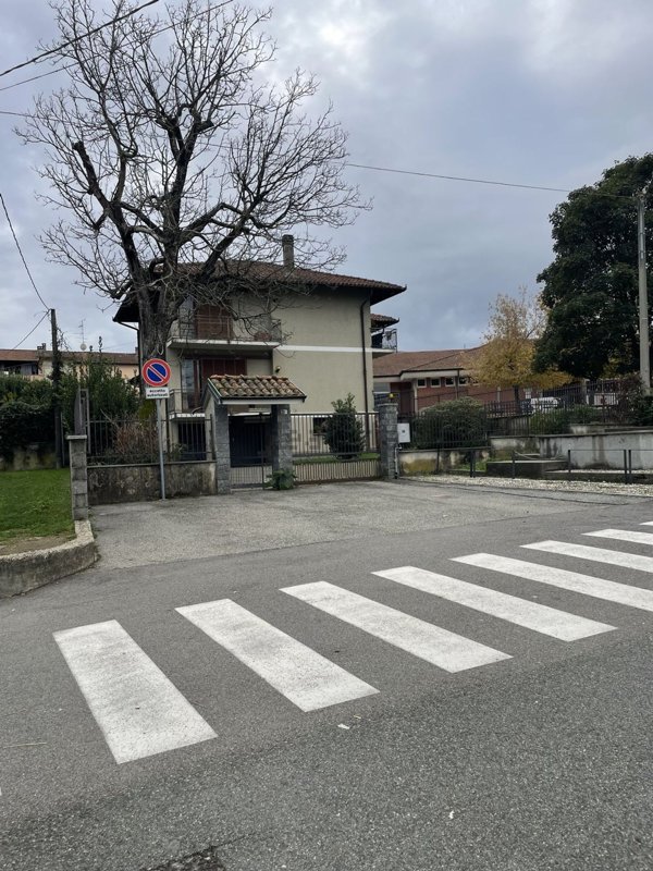 casa indipendente in vendita ad Invorio in zona Invorio Superiore