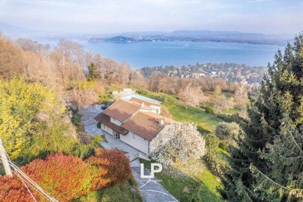 casa indipendente in vendita a Lesa in zona Comnago
