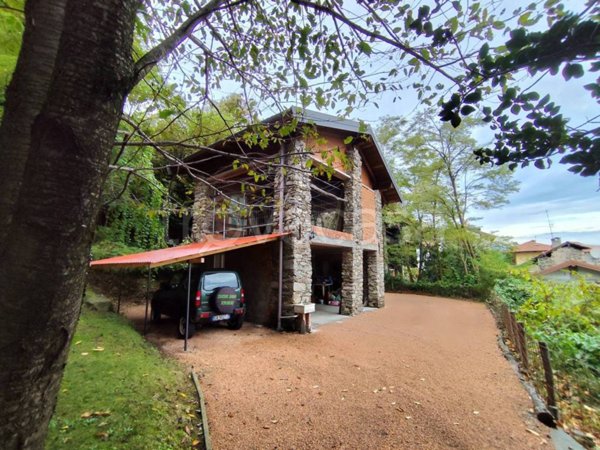 casa indipendente in vendita a Lesa in zona Calogna