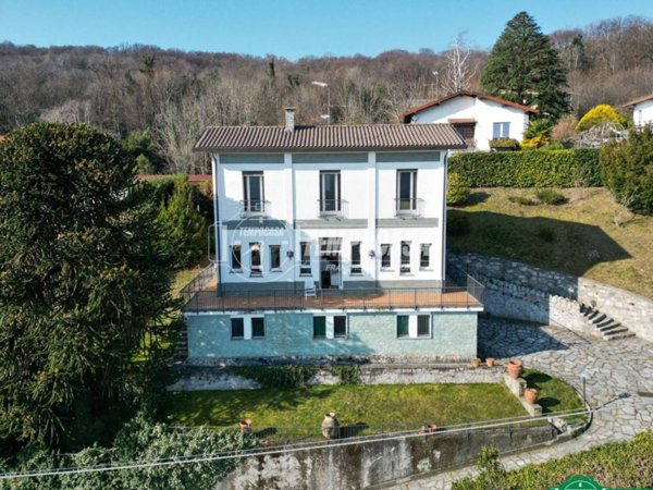 casa indipendente in vendita a Lesa in zona Calogna