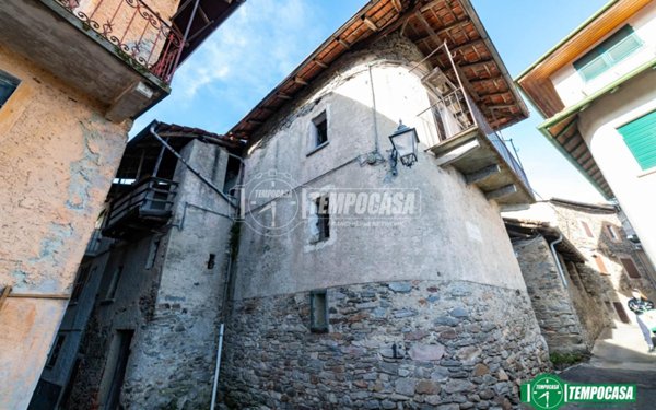 casale in vendita a Lesa in zona Calogna