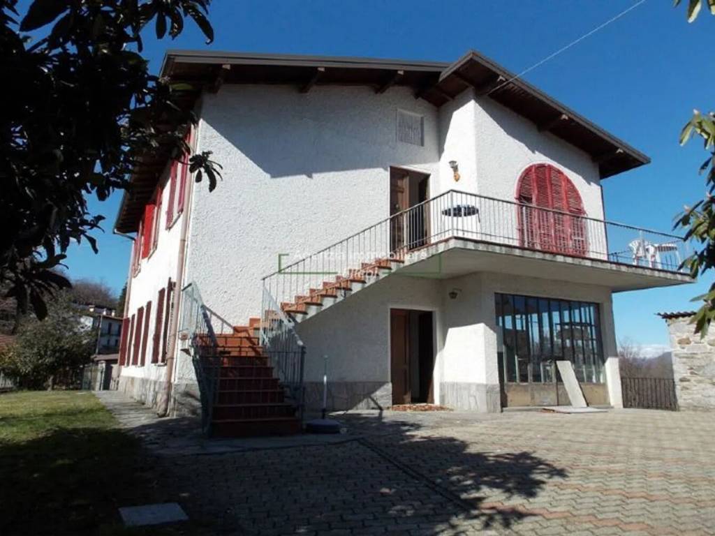 casa indipendente in vendita a Lesa in zona Calogna