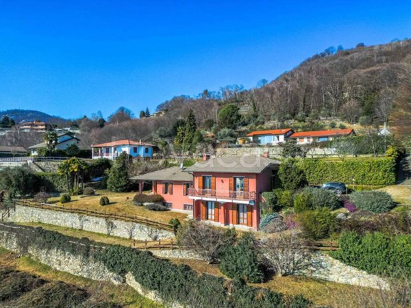 casa indipendente in vendita a Lesa in zona Comnago