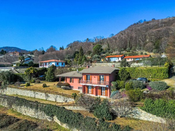 casa indipendente in vendita a Lesa in zona Comnago