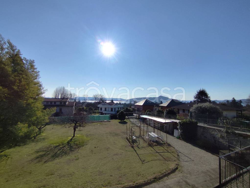 appartamento in vendita a Lesa in zona Solcio