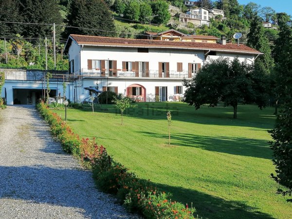 casa indipendente in vendita a Lesa in zona Solcio