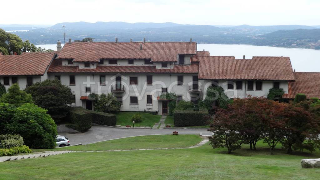 appartamento in vendita a Lesa in zona Comnago