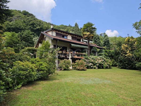 casa indipendente in vendita a Lesa in zona Solcio
