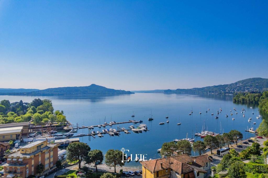 casa indipendente in vendita a Lesa in zona Solcio