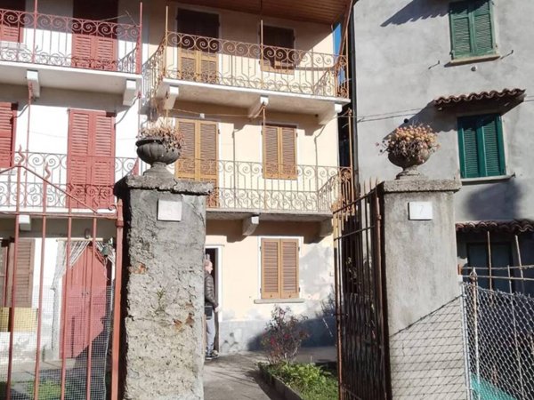 casa indipendente in vendita a Lesa in zona Calogna