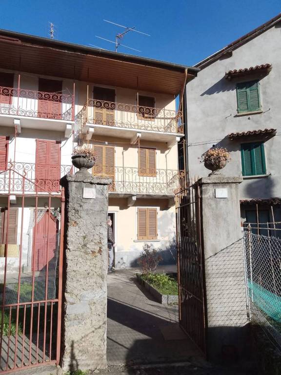 casa indipendente in vendita a Lesa in zona Calogna