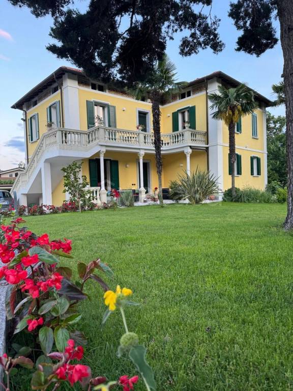 casa indipendente in vendita a Lesa in zona Comnago