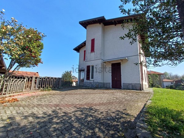 casa indipendente in vendita a Lesa in zona Calogna