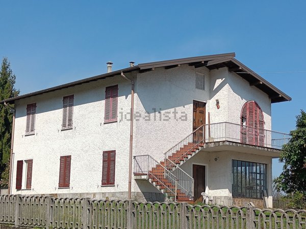 casa indipendente in vendita a Lesa in zona Calogna