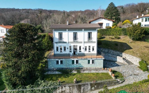 casa indipendente in vendita a Lesa in zona Calogna