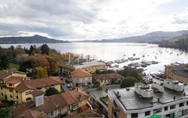 negozio in vendita a Lesa in zona Solcio