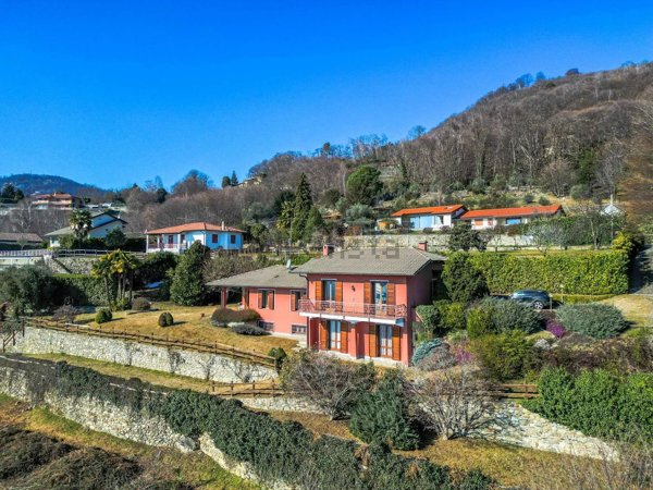 casa indipendente in vendita a Lesa in zona Comnago