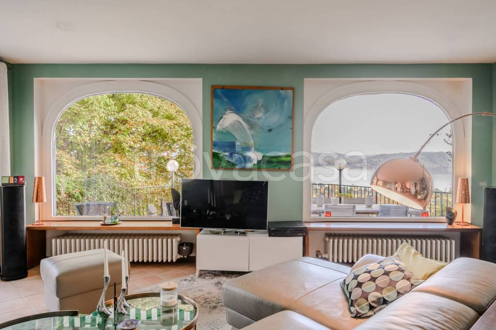 casa indipendente in vendita a Lesa in zona Solcio