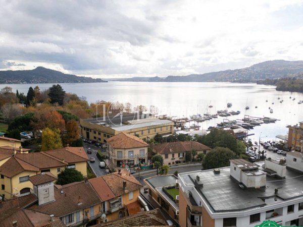 intera palazzina in vendita a Lesa in zona Solcio