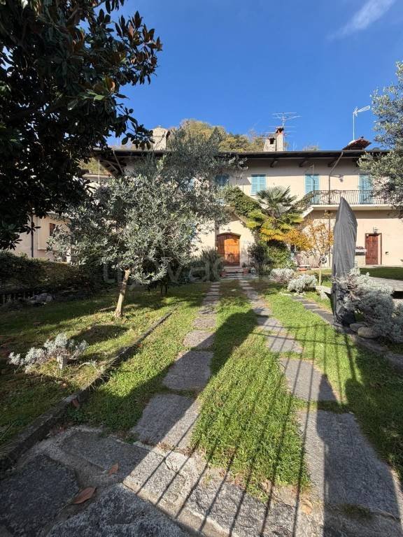 appartamento in vendita a Lesa in zona Solcio