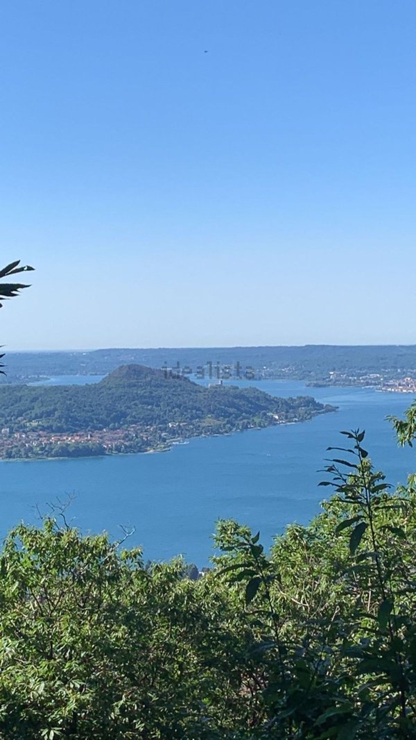 casa indipendente in vendita a Lesa in zona Calogna