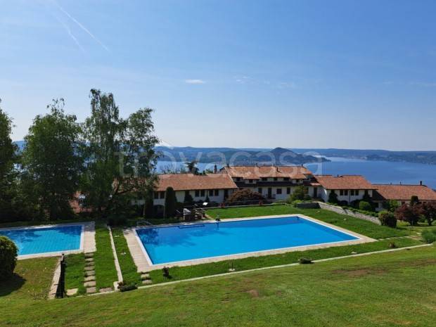 appartamento in vendita a Lesa in zona Comnago