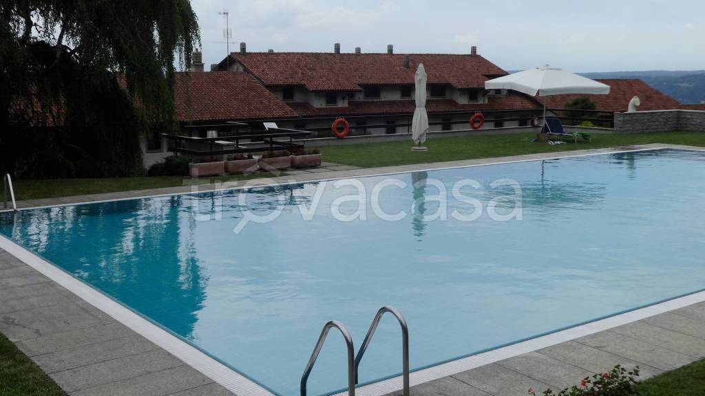 appartamento in vendita a Lesa in zona Comnago