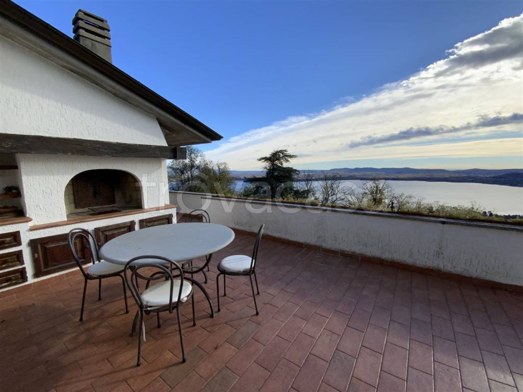 appartamento in vendita a Lesa in zona Comnago