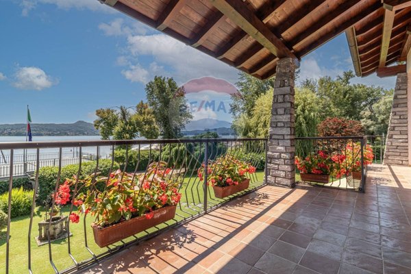 casa indipendente in vendita a Lesa in zona Solcio