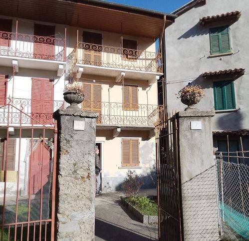 casa indipendente in vendita a Lesa in zona Calogna