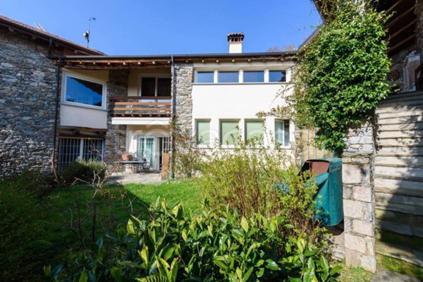 casa indipendente in vendita a Lesa in zona Comnago