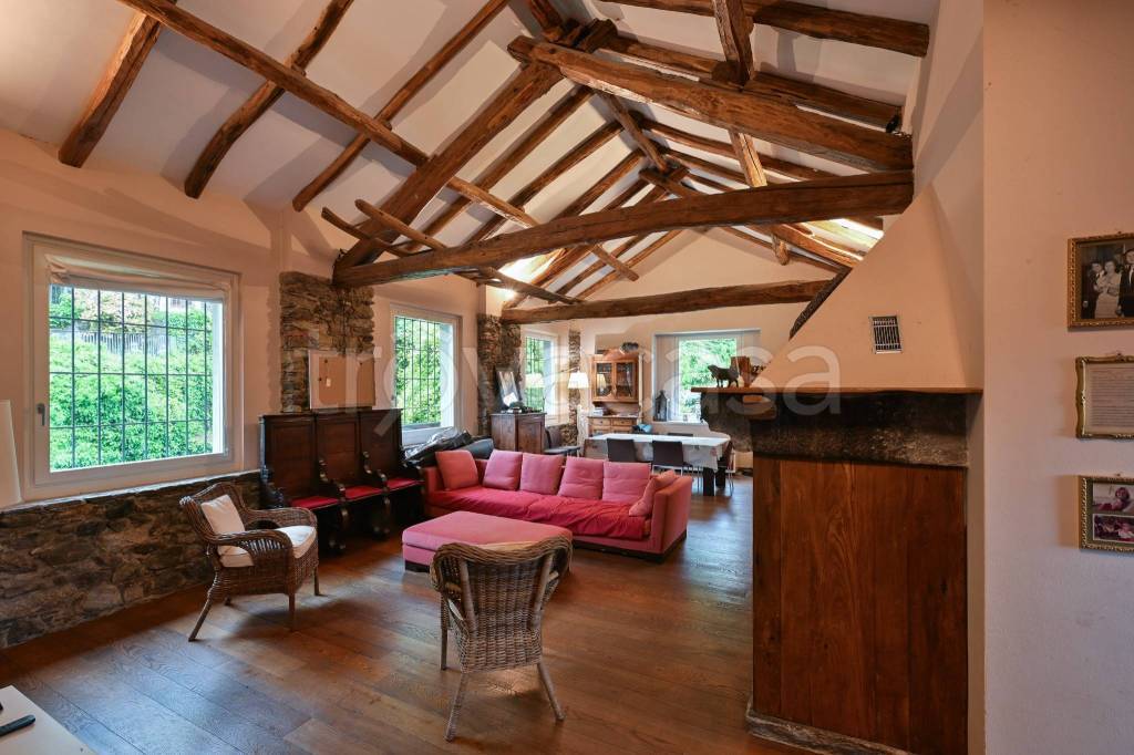 casa indipendente in vendita a Lesa in zona Comnago