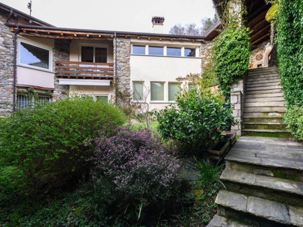 casa indipendente in vendita a Lesa in zona Comnago