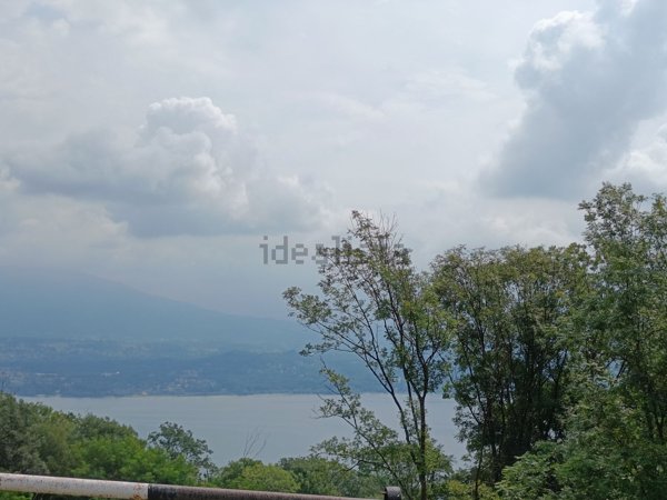 casa indipendente in vendita a Lesa in zona Calogna