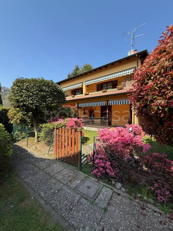 appartamento in vendita a Lesa in zona Solcio
