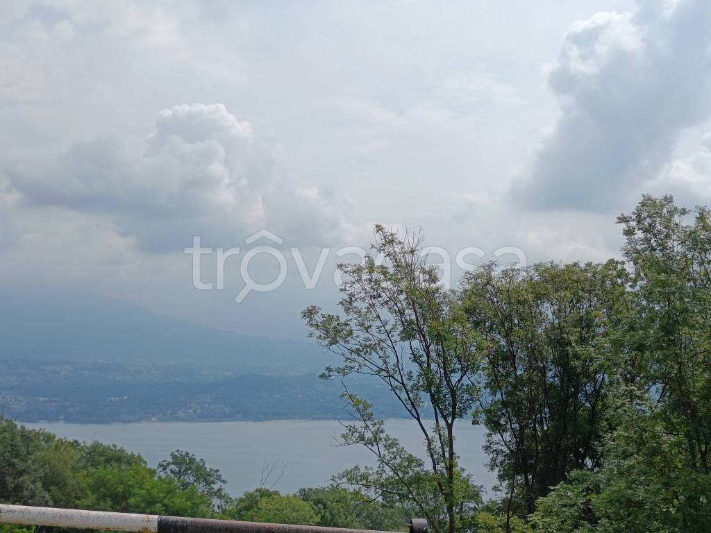 casa indipendente in vendita a Lesa in zona Calogna