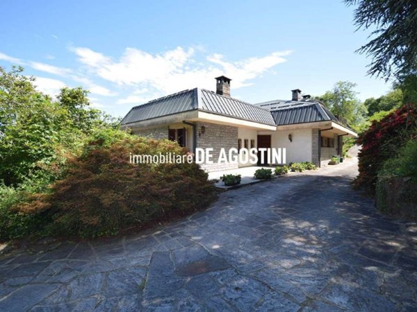 casa indipendente in vendita a Lesa in zona Calogna