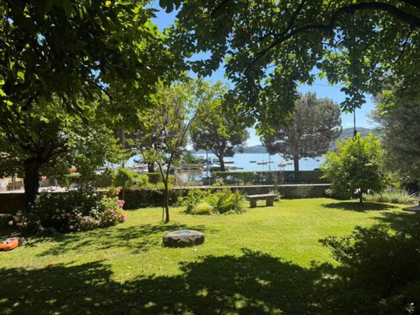 casa indipendente in vendita a Lesa in zona Solcio
