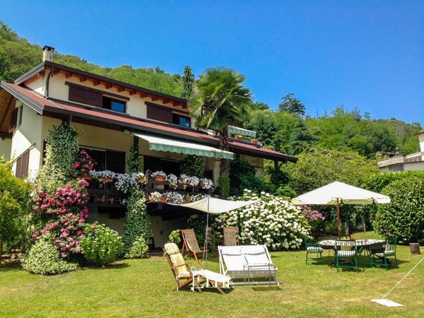 casa indipendente in vendita a Lesa in zona Solcio