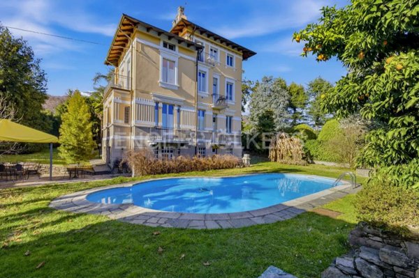 casa indipendente in vendita a Lesa in zona Solcio